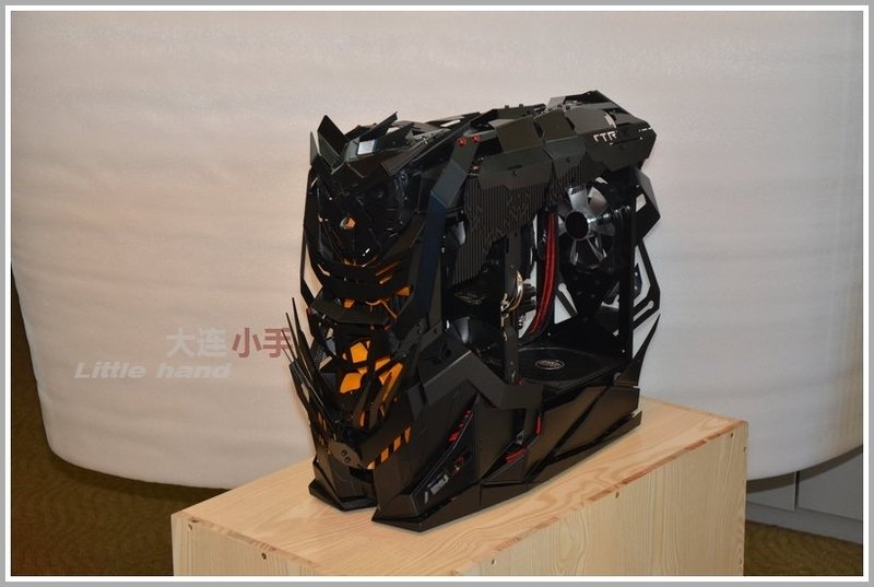 Illustration for article titled Custom Steel PC Case Looks Like A Weird Transformer
